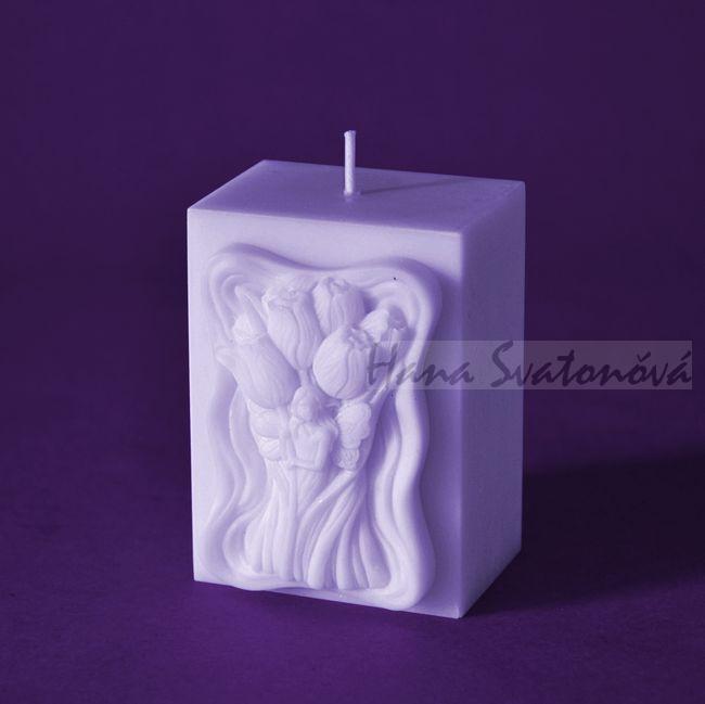 Panenka s tulipány hranol - výška 8,5cm
