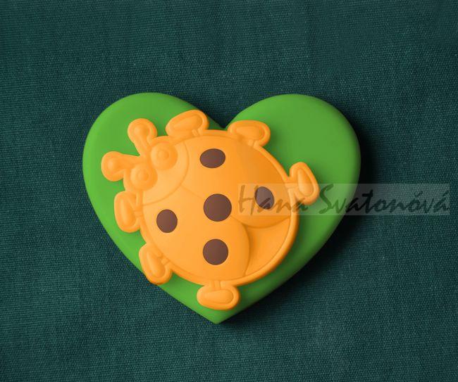 Relief brouček na srdíčku - vel. 6x5cm