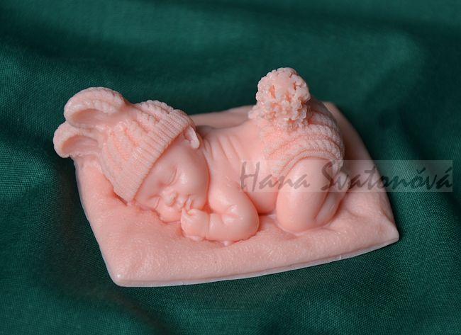 Miminko v pleteném kulichu, velikost 7,5x5x3,5cm