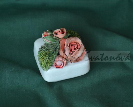 Růže dekor čtverec, velikost 5x5x4cm