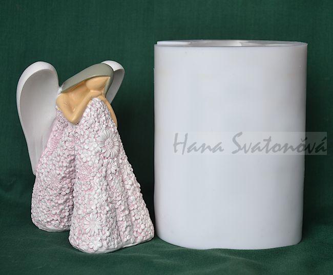 Anděl v kvítečkových šatech sedící - výška 12,5cm
