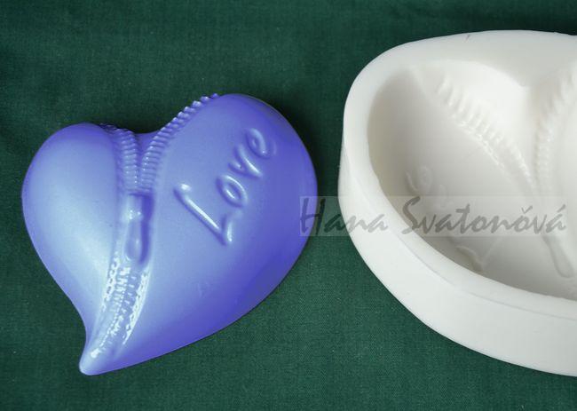 Srdce LOVE na zips 9x9cm
