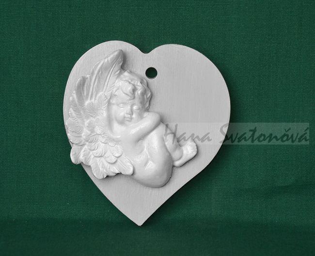 Relief Andělíček s vysokými křdli, na srdíčku, vel. 6,5x7cm