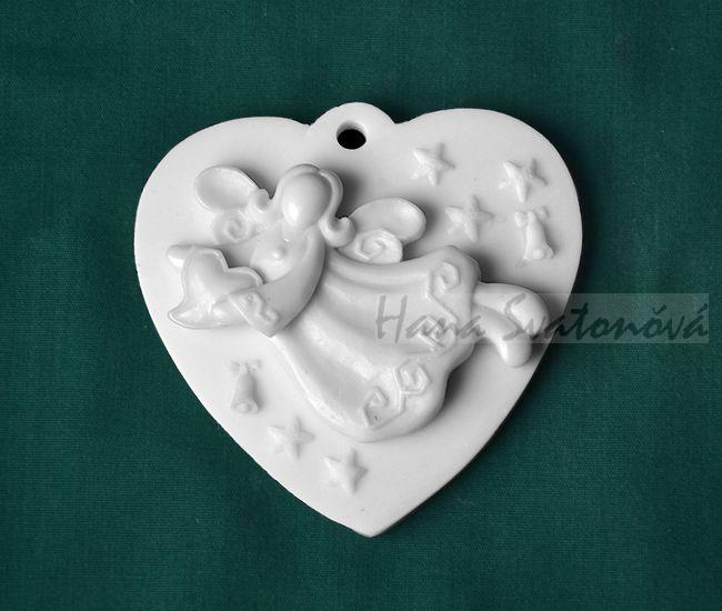Relief srdce závěs, Andělíček se srdíčkem - 8,5x8,5cm