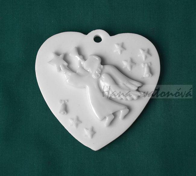 Relief srdce závěs, Andělíček s trumpetou - 8,5x8,5cm