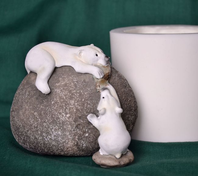 Medvědi na kameni - výška 8,5cm