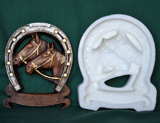 Relief 2 koně v podkově 10x12,5cm