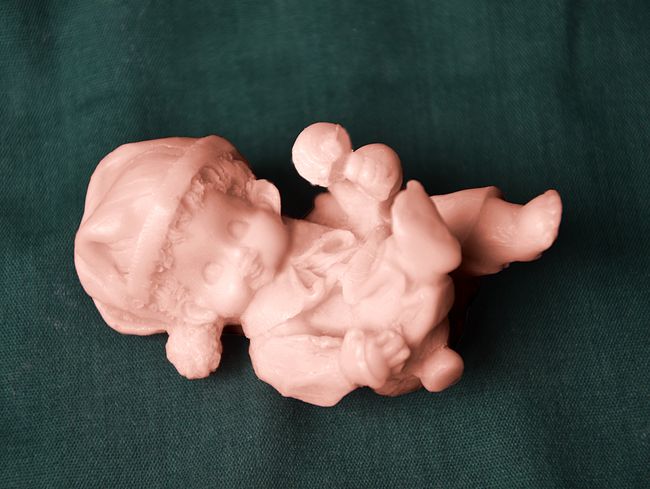 Miminko s chrastítkem, velikost 7,5x4x4cm
