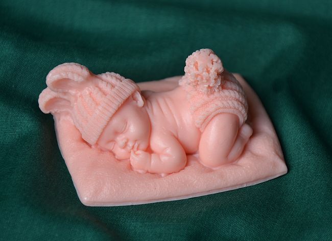 Miminko v pleteném kulichu, velikost 7,5x5x3,5cm