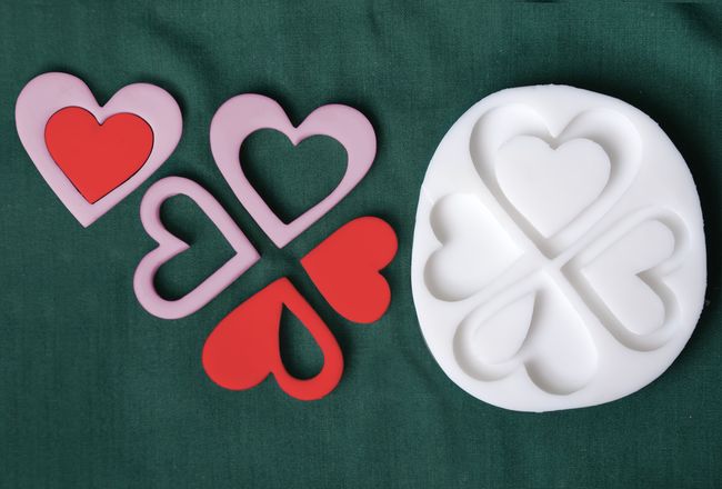 Relief srdíčka s otvorem, šířka 3 a 4, a 4,8cm