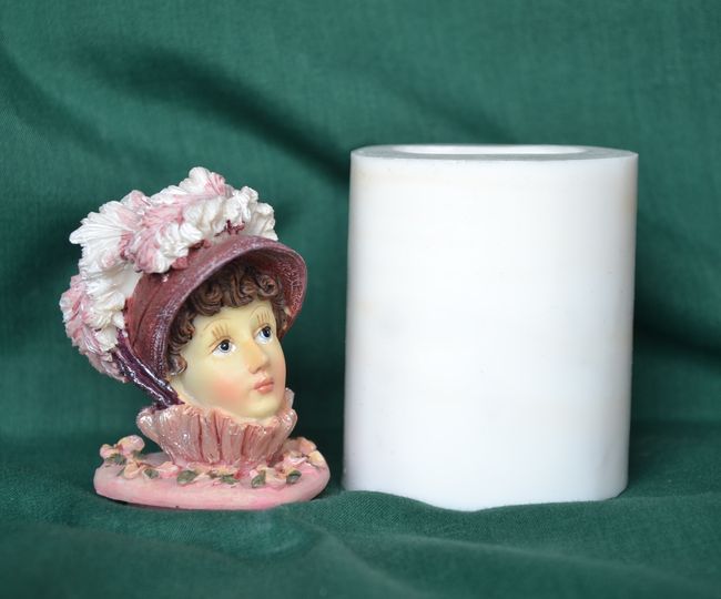 Dáma v klobouku - výška 6,5cm