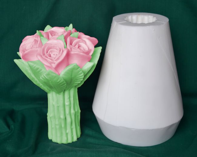 Kytice 6 růží s lístkama- výška 18,5cm