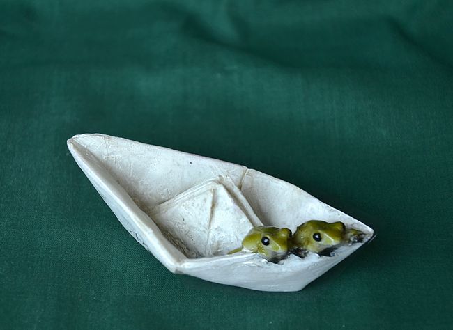 2 Žabky a loďka z papíru - délka 9,5cm