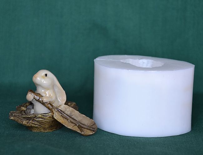 Králíček na loďce - výška 3,5cm