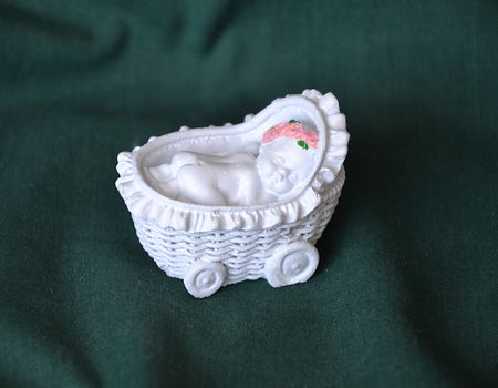 Miminko v proutěném košíku - výška 3,5cm