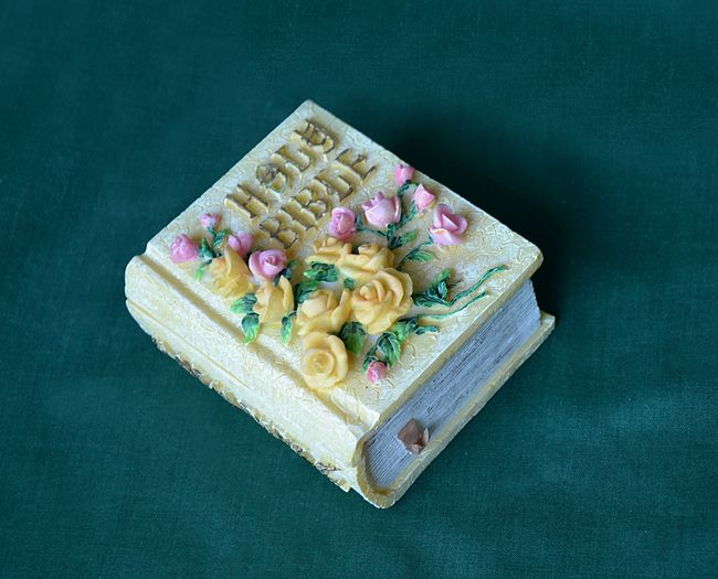 Bible - forma PLOCHÁ, velikost 8x9,5x5cm