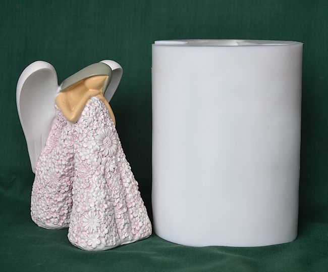 Anděl v kvítečkových šatech sedící - výška 12,5cm