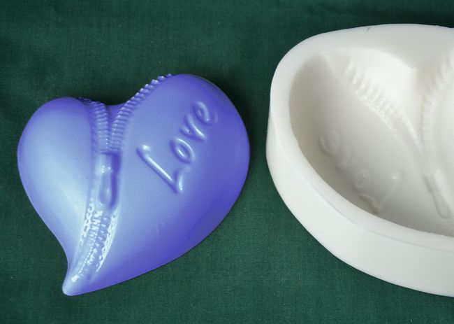 Srdce LOVE na zips 9x9cm