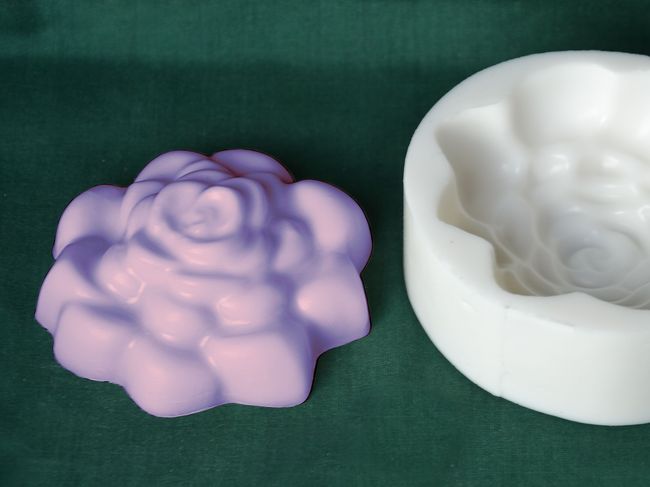 Květ 2, velikost 8x7,5x2,5cm