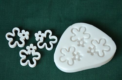 Relierf 3 kvítka - velikost 2,6x0,4cm