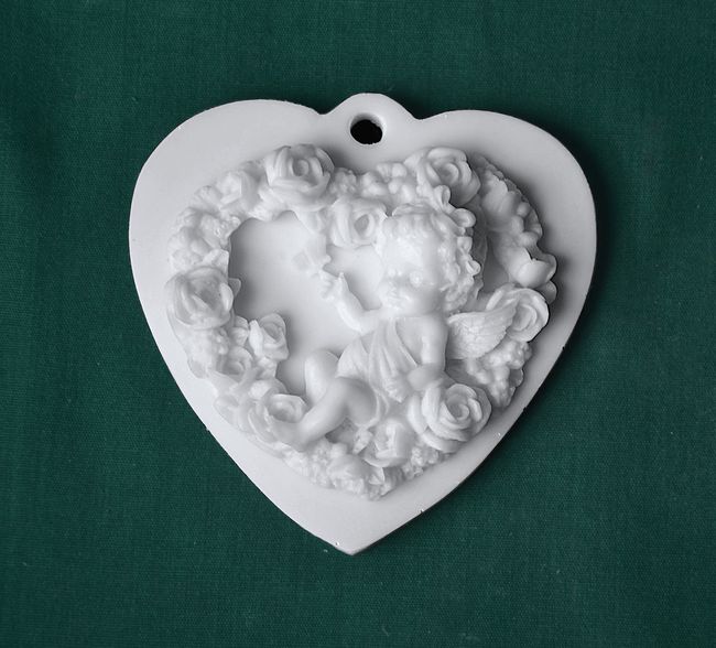 Relief srdce závěs, Andělíček v květinovém srdíčku - 8,5x8,5cm
