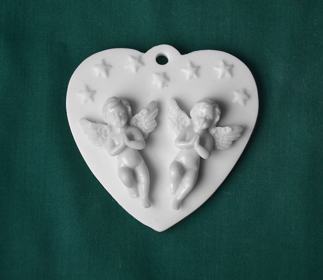 Relief srdce závěs, 2 andělíčci - 8,5x8,5cm