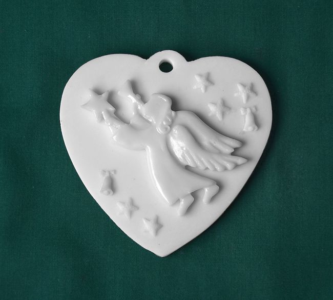 Relief srdce závěs, Andělíček s trumpetou - 8,5x8,5cm