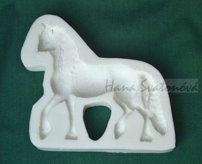 Relief Kůň klasik stojící 12x11,5cm